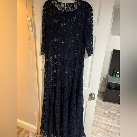 TERI JON lace pintuck gown size 4. NWT. Exquisite detail - Picture 7 of 7